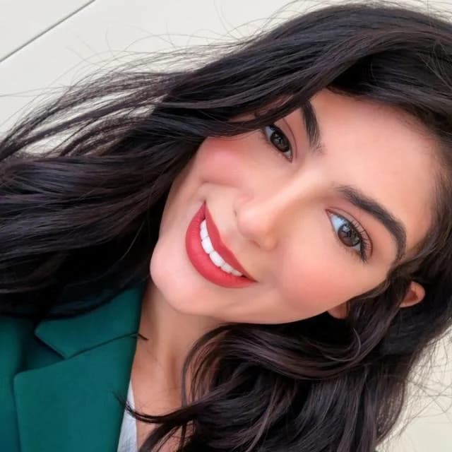 Khadra Bensakina, chargée commerciale et marketing chez Gazmi