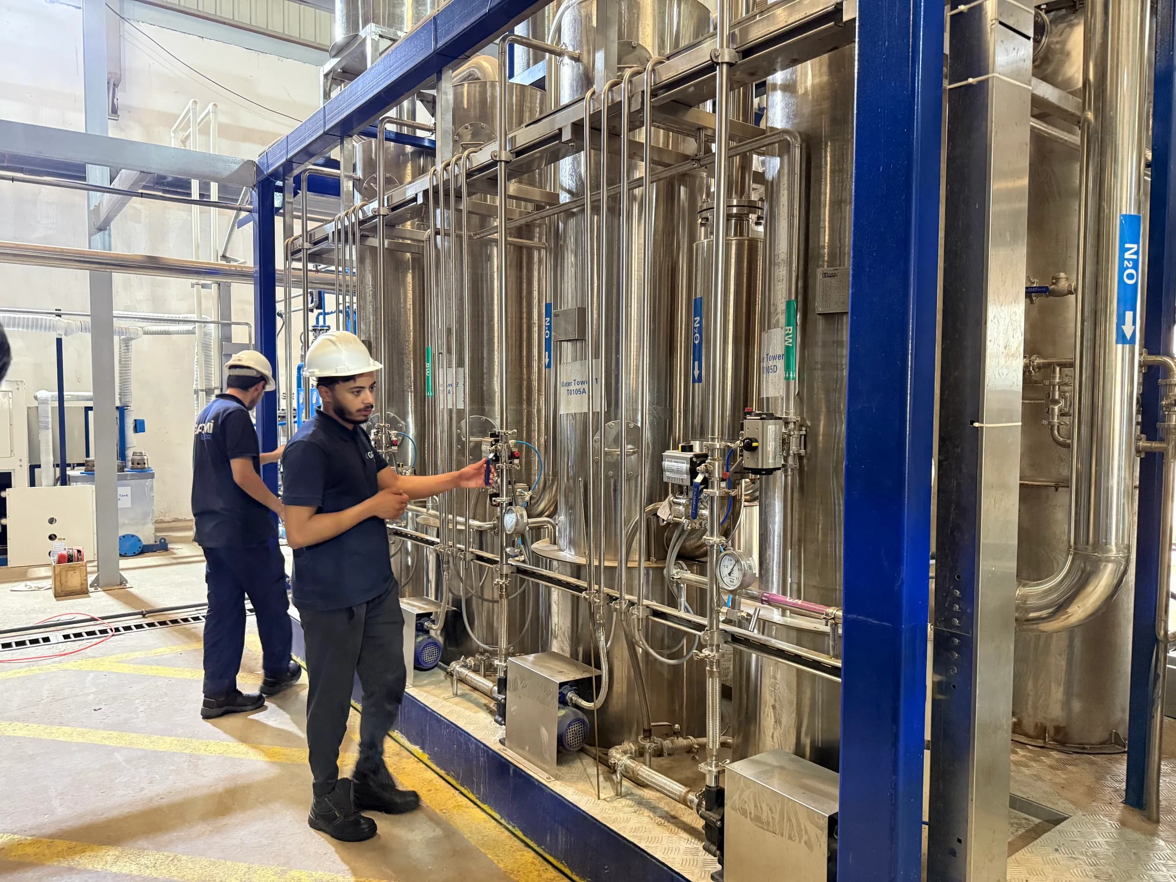 Équipe technique Gazmi contrôlant une installation de production